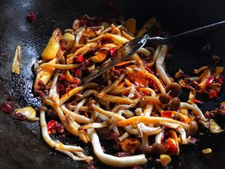 13、麻辣过瘾 香辣虾&麻辣香锅,放入蘑菇