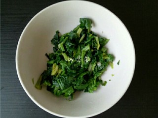 3、自制青团,焯水后的菠菜捞出，挤干水分并切碎；