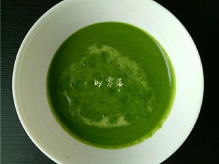 4、自制青团,将菠菜放入料理机，加入少许凉开水，打成菠菜泥，过滤出菠菜汁；