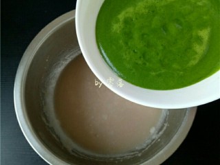 10、自制青团,调入50g菠菜汁；如果不确定面粉的吸水性，可预留10g菠菜汁待用；