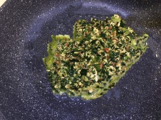 11、#惊蛰轻脂减肥#~燕麦菠菜超级蛋,油温六成将9倒入锅里，等底部干结了再翻炒