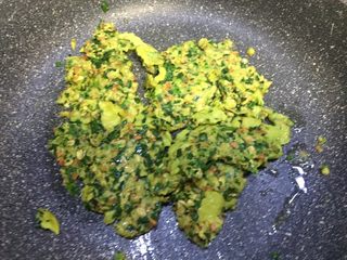 12、#惊蛰轻脂减肥#~燕麦菠菜超级蛋,翻炒成合适的块状