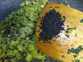 13、#惊蛰轻脂减肥#~燕麦菠菜超级蛋,放入黑芝麻继续翻炒均匀即可