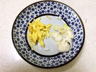 1、爆炒香辣猪血,把鲜姜切成丝,切葱花