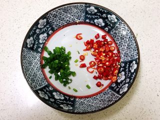 2、爆炒香辣猪血,小米辣切成小丁,香葱叶切成末