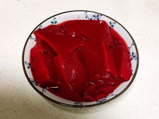 4、爆炒香辣猪血,把猪血切成大块