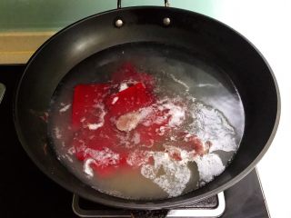 5、爆炒香辣猪血,锅里加入冷水,烧制温热就加入猪血