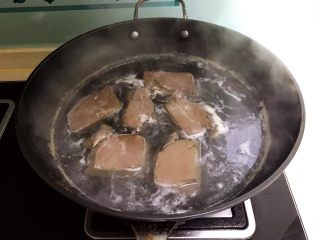 6、爆炒香辣猪血,小火慢煮,焯至猪血凝固