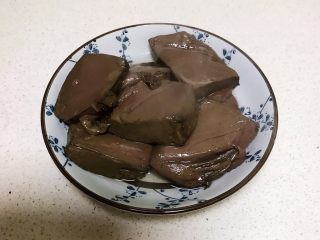 7、爆炒香辣猪血,把焯好的猪血捞出来