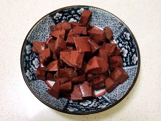 8、爆炒香辣猪血,把焯好的猪血捞出来,切成小块