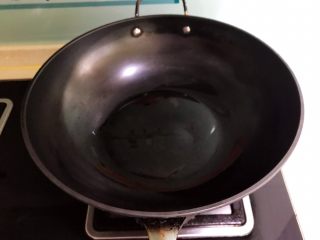 9、爆炒香辣猪血,炒锅烧热后加入菜籽油