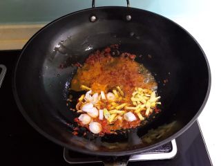 12、爆炒香辣猪血,加入姜丝和葱花