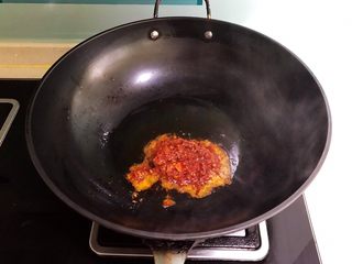 10、爆炒香辣猪血,油烧热后加入郫县豆瓣酱