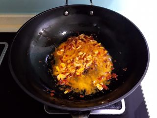 13、爆炒香辣猪血,煸炒出香味