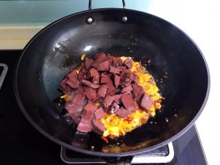 14、爆炒香辣猪血,加入猪血