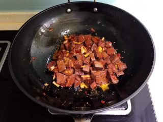 15、爆炒香辣猪血,翻炒2分钟