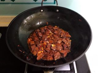 16、爆炒香辣猪血,炒至猪血入味