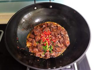 17、爆炒香辣猪血,加入小米辣和香葱