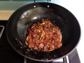 18、爆炒香辣猪血,翻炒均匀即可