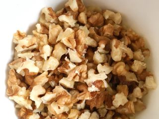 6、三麦低脂代餐健康吐司,面团醒发的时候将核桃仁切成小块。