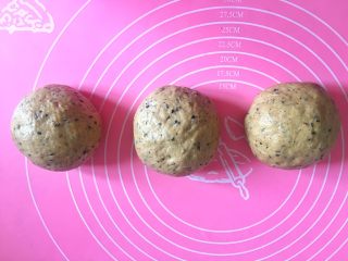 9、三麦低脂代餐健康吐司,面团排气后分成三个小面团(160两个,170一个)