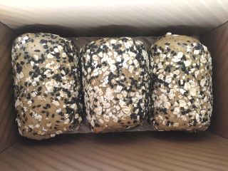 14、三麦低脂代餐健康吐司,卷好的面团放入吐司盒中发酵至8分满即可,因为黑麦和全麦面筋低,无法发至太高,且烤的时候也无法长高。