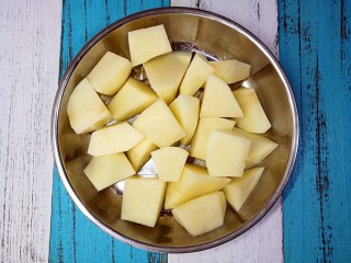 1、【Cathy边吃边营养】—营养低脂打包杂粮饭,面土豆洗净去皮,切块。放蒸锅里蒸熟15分钟