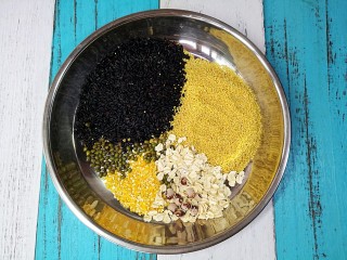 2、【Cathy边吃边营养】—营养低脂打包杂粮饭,将黑米、小黄米、绿豆、燕麦、玉米碴洗净放入高压锅,上气后关小火煮20分钟