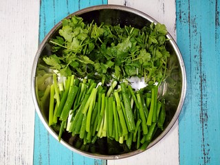 3、【Cathy边吃边营养】—营养低脂打包杂粮饭,将小葱和香菜洗净过凉白开切段备用