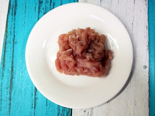 5、【Cathy边吃边营养】—营养低脂打包杂粮饭,将精瘦猪肉洗净切丝备用,带肥肉虽然好吃,但是经常吃也是长胖的原因之一