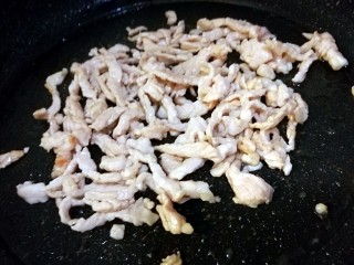 7、【Cathy边吃边营养】—营养低脂打包杂粮饭,热锅,抹薄薄一层橄榄油,放入切好的肉丝翻炒变色