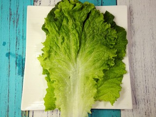 10、【Cathy边吃边营养】—营养低脂打包杂粮饭,再放入生菜叶,可以再放一层的,主要是增加蔬菜量