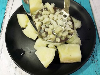 13、【Cathy边吃边营养】—营养低脂打包杂粮饭,蒸好的土豆捣碎