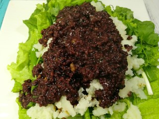 15、【Cathy边吃边营养】—营养低脂打包杂粮饭,将煮熟的杂粮饭平铺在上面