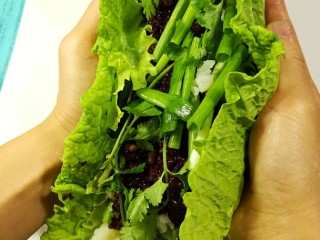 18、【Cathy边吃边营养】—营养低脂打包杂粮饭,右边,收个底,就可以捧着吃了。俺们那嘎达就是这么豪爽