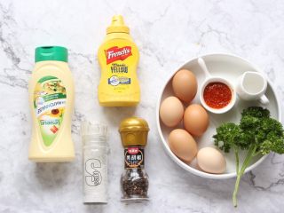 1、绿色美食+鱼子酱魔鬼蛋,准备所有食材与调味。