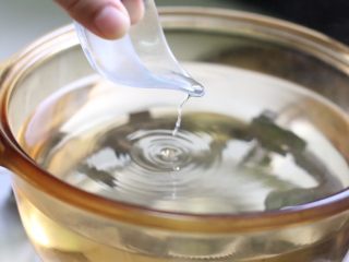 2、绿色美食+鱼子酱魔鬼蛋,准备一锅清水，加入2ml白醋。