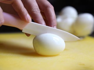 5、绿色美食+鱼子酱魔鬼蛋,去壳的鸡蛋对半切开。