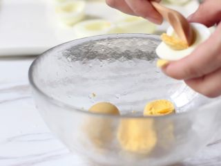 6、绿色美食+鱼子酱魔鬼蛋,取出蛋黄放入碗中。