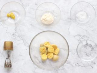 7、绿色美食+鱼子酱魔鬼蛋,准备好黄芥末酱、蛋黄酱、盐、白醋、胡椒粉和蛋黄。