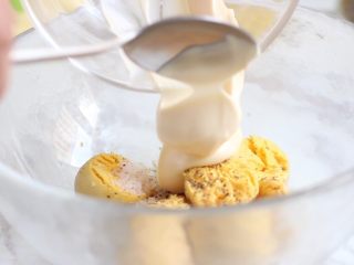 8、绿色美食+鱼子酱魔鬼蛋,蛋黄中加入盐、胡椒粉、5ml白醋和蛋黄酱。