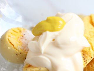 9、绿色美食+鱼子酱魔鬼蛋,再加入黄芥末酱。