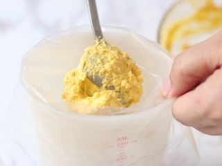 11、绿色美食+鱼子酱魔鬼蛋,拌好的蛋黄混合物装入裱花袋中。