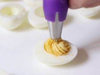 12、绿色美食+鱼子酱魔鬼蛋,将蛋黄混合物挤入蛋白窝内。