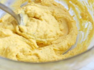 10、绿色美食+鱼子酱魔鬼蛋,蛋黄混合物用勺压成泥。