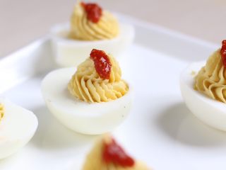 13、绿色美食+鱼子酱魔鬼蛋,表面点缀上鱼子酱。