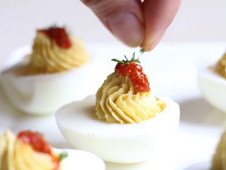 14、绿色美食+鱼子酱魔鬼蛋,撒上少许欧芹碎。