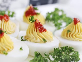 15、绿色美食+鱼子酱魔鬼蛋,美味的鱼子酱魔鬼蛋就做好了。