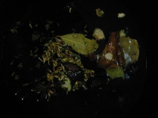 7、麻辣香锅,冷锅冷油放入香料炸出香料油