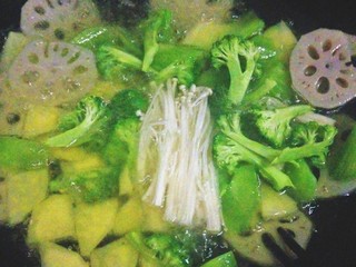 8、麻辣香锅,先把全部蔬菜过油